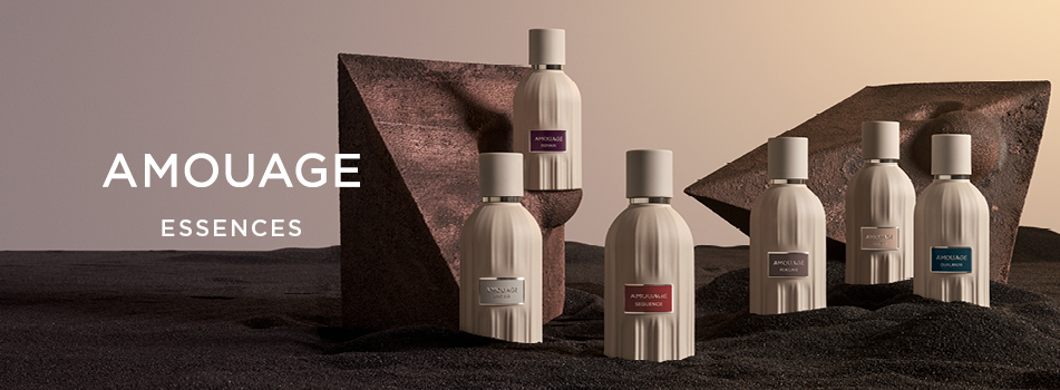 Amouage Essences Markenbanner mit sechs cremefarbenen Parfumflakons vor abstrakten Steinskulpturen in warmem Braunton.