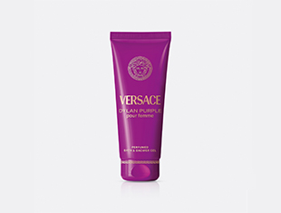 Produktbild des 'Versace Dylan Purple pour femme' Duschgels. Die Tube ist in kräftigem Violett gehalten, mit goldener Aufschrift und dem Versace-Logo oben. Der Hintergrund ist hellgrau und minimalistisch gestaltet.