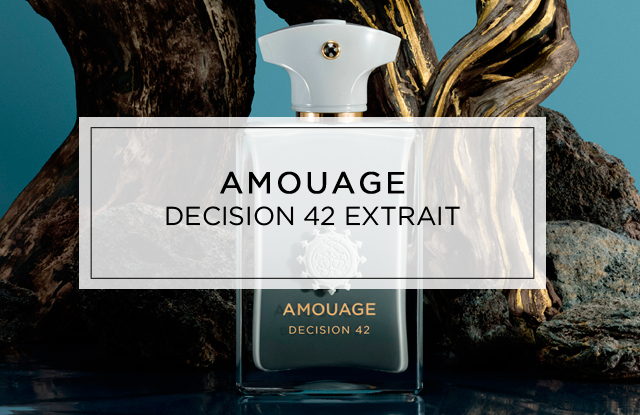 Ein eleganter, dunkelgrauer Parfumflakon von Amouage Decision 42 mit weißem Verschluss und goldener Schrift steht vor einer Kulisse aus dunklem Holz und rauen Steinen auf einer spiegelnden Oberfläche.
