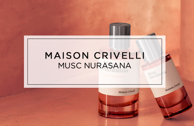 Banner mit warmen Terrakottafarben, auf dem zwei Flakons des Parfums „Maison Crivelli Musc Nurasana“ neben einem zentral platzierten Schriftfeld mit dem Produktnamen stehen.