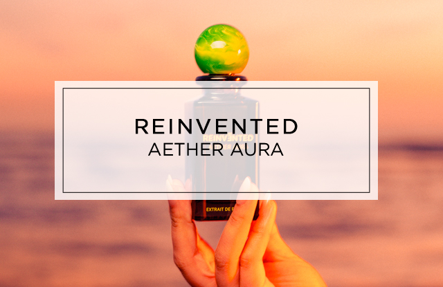 Eine dynamische Bildcollage in warmen Orangetönen zeigt ein Parfümflakon mit grün-gelber Kugel sowie verschwommene Personen hinter transparenter Folie und den Schriftzug „REINVENTED – AETHER AURA“.