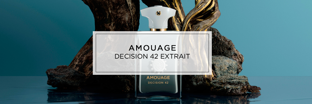 Ein eleganter, dunkelgrauer Parfumflakon von Amouage Decision 42 mit weißem Verschluss und goldener Schrift steht vor einer Kulisse aus dunklem Holz und rauen Steinen auf einer spiegelnden Oberfläche.