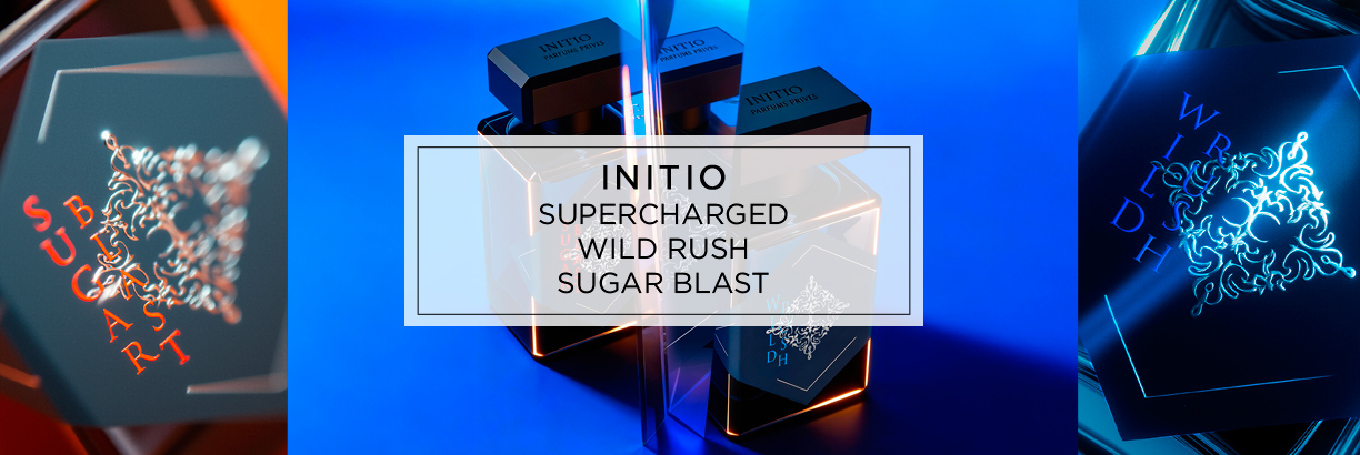 Ein futuristisch beleuchtetes Arrangement mehrerer Initio Parfumflakons in dunklem Design vor blauem Hintergrund, überlagert von einem transparenten Textfeld mit den Worten „Supercharged Wild Rush Sugar Blast