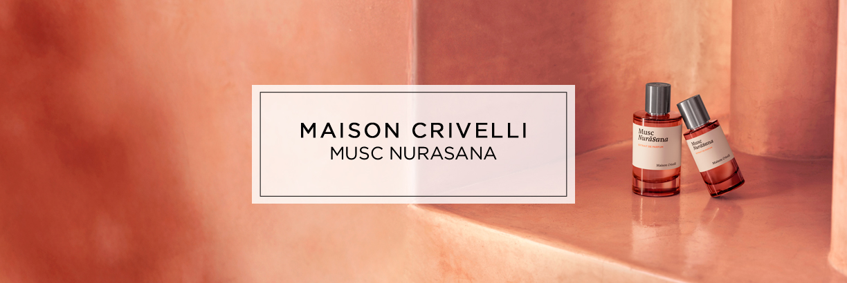Banner mit warmen Terrakottafarben, auf dem zwei Flakons des Parfums „Maison Crivelli Musc Nurasana“ neben einem zentral platzierten Schriftfeld mit dem Produktnamen stehen.