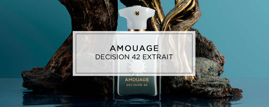 Ein eleganter, dunkelgrauer Parfumflakon von Amouage Decision 42 mit weißem Verschluss und goldener Schrift steht vor einer Kulisse aus dunklem Holz und rauen Steinen auf einer spiegelnden Oberfläche.