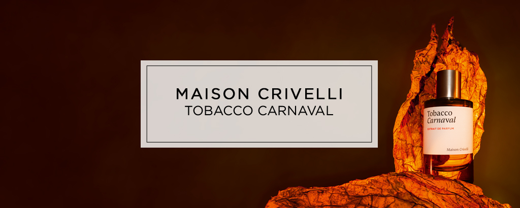 Maison Crivelli Tobacco Carnaval mit Parfumflakon vor leuchtend orangefarbenem, felsartigem Hintergrund.