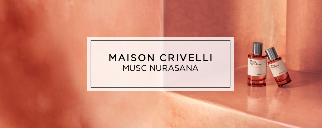 Banner mit warmen Terrakottafarben, auf dem zwei Flakons des Parfums „Maison Crivelli Musc Nurasana“ neben einem zentral platzierten Schriftfeld mit dem Produktnamen stehen.