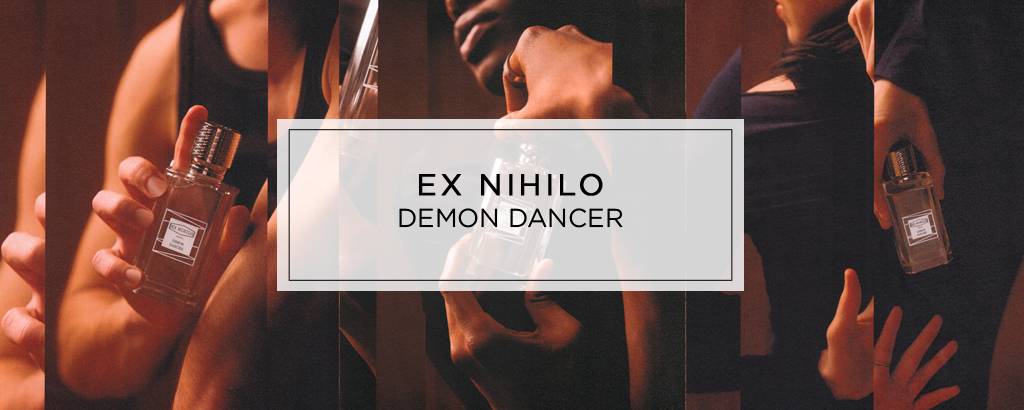 „Demon Dancer“ von Ex Nihilo mit mehreren Personen in schwarzer Kleidung, die den Parfümflakon in warmem, orangefarbenem Licht präsentieren.