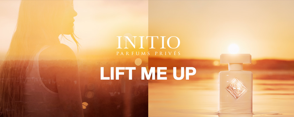 Banner für Initio Parfums Privés ‚Lift Me Up‘: Warme Sonnenuntergangsstimmung. Links die Silhouette einer Frau im Gegenlicht, rechts ein eleganter Parfumflakon im goldenen Licht vor ruhiger Wasserlandschaft. Markenname und Dufttitel sind eingeblendet.