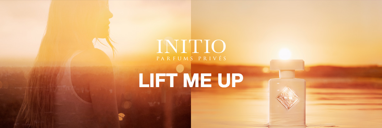 Banner für Initio Parfums Privés ‚Lift Me Up‘: Warme Sonnenuntergangsstimmung. Links die Silhouette einer Frau im Gegenlicht, rechts ein eleganter Parfumflakon im goldenen Licht vor ruhiger Wasserlandschaft. Markenname und Dufttitel sind eingeblendet.