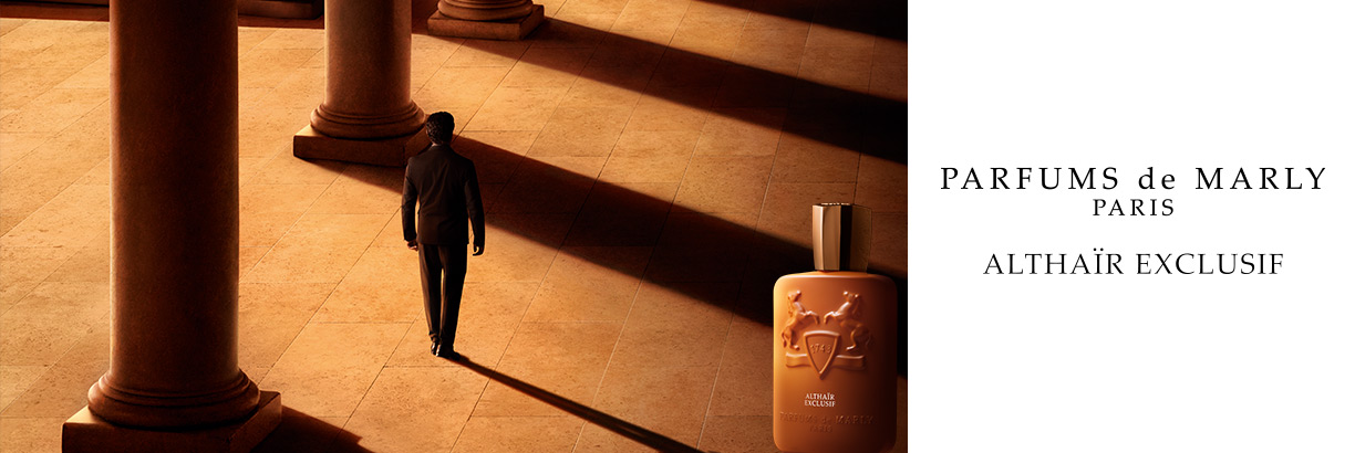 Werbebanner für Parfums de Marly Althaïr Exclusif mit einem Mann zwischen großen Säulen im warmen Sonnenlicht, einem Parfumflakon und dem Markenschriftzug.