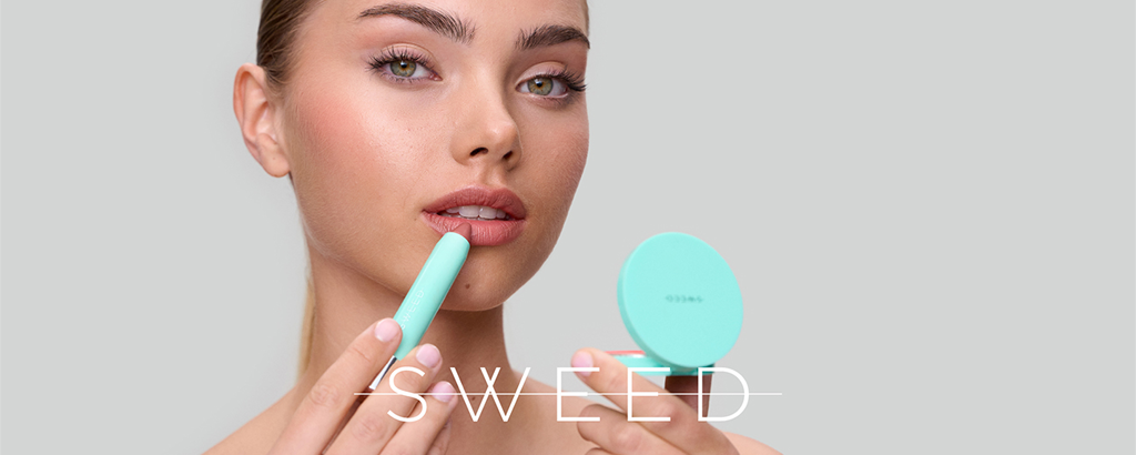 Banner für Sweed: Frau vor hellem Hintergrund trägt natürliches Make-up und hält ein mintfarbenes Lippenprodukt sowie einen runden Spiegel in der Hand. Der Markenname ‚Sweed‘ ist eingeblendet.