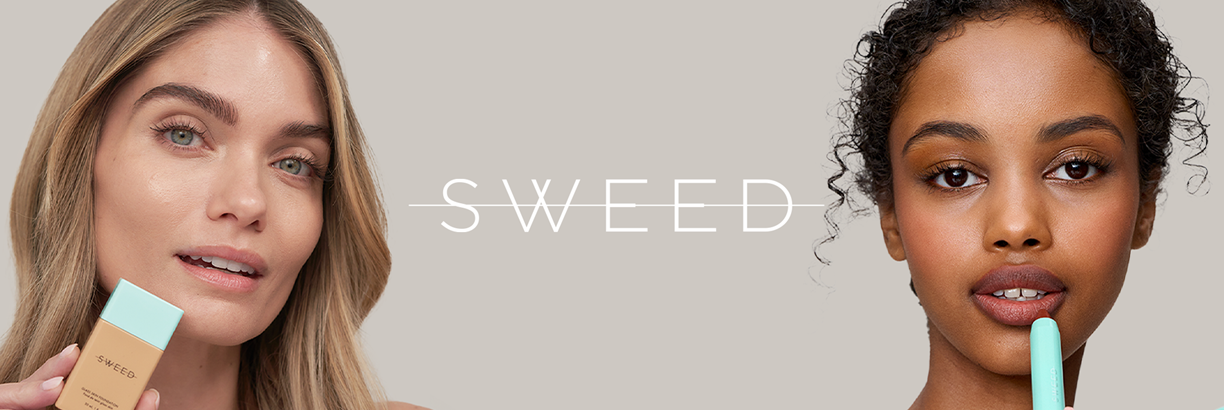Banner für Sweed: Zwei Frauen vor hellem Hintergrund, links eine hellhäutige Frau mit Make-up-Produkt in der Hand, rechts eine dunkelhäutige Frau mit Lippenprodukt. In der Mitte steht der Markenname ‚Sweed‘.
