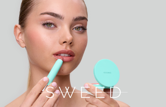 Banner für Sweed: Frau vor hellem Hintergrund trägt natürliches Make-up und hält ein mintfarbenes Lippenprodukt sowie einen runden Spiegel in der Hand. Der Markenname ‚Sweed‘ ist eingeblendet.