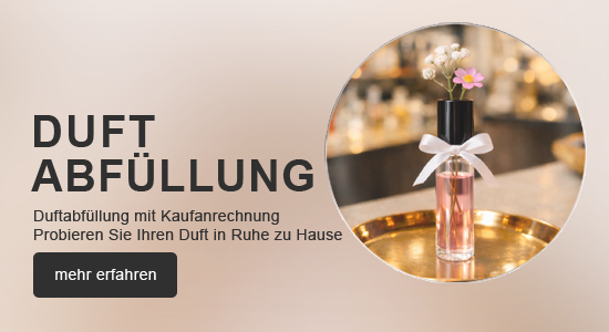 Kleiner Parfumzerstäuber mit Schleife und Blume auf goldenem Tablett in einer Parfümerie, Symbol für Duftabfüllung.
