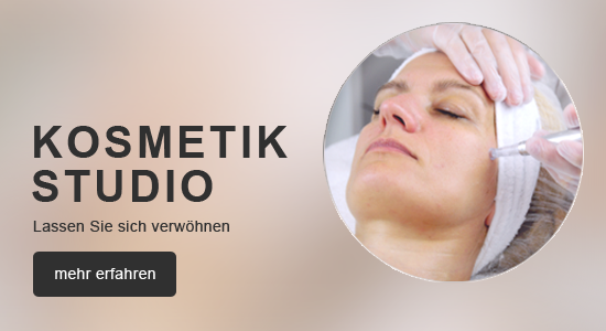 Kosmetikbehandlung im Studio: Eine Person liegt entspannt, während eine kosmetische Gesichtsbehandlung durchgeführt wird.