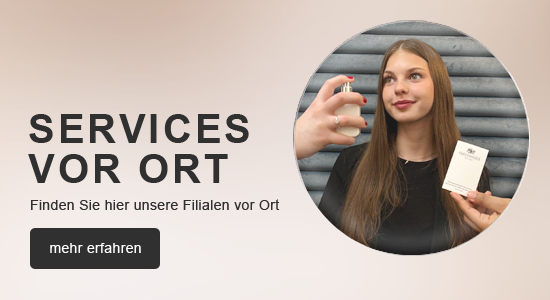 Junge Frau testet Parfum, das ihr von einer Beraterin in einer Parfümerie aufgesprüht wird – Hinweis auf Services und Filialen vor Ort