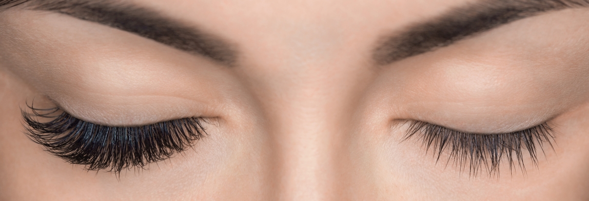Nahaufnahme geschlossener Augen mit unterschiedlich dichten Wimpern: links deutlich verlängerte und verdichtete Wimpern, rechts natürlich wirkende Wimpern zum Vergleich