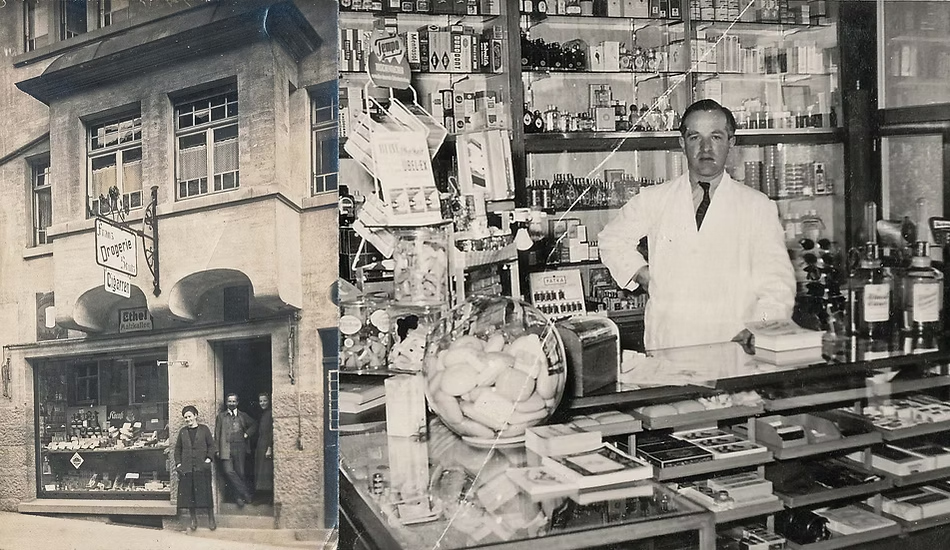 Historische Aufnahme einer Drogerie mit Schaufenster und drei Personen vor dem Eingang, daneben ein Mann in weißem Kittel hinter der Verkaufstheke mit alten Parfümflaschen und Seifen – Einblick in die Geschichte der Parfümerie.