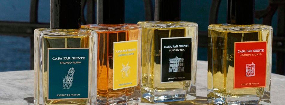 Casa Far Niente Extrait de Parfum Duftkollektion mit vier Flakons in verschiedenen Varianten auf einer Oberfläche arrangiert