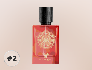 Roter Parfumflakon von Eau de Moe Cece mit schwarzem Verschluss und goldenem Ornament auf der Vorderseite