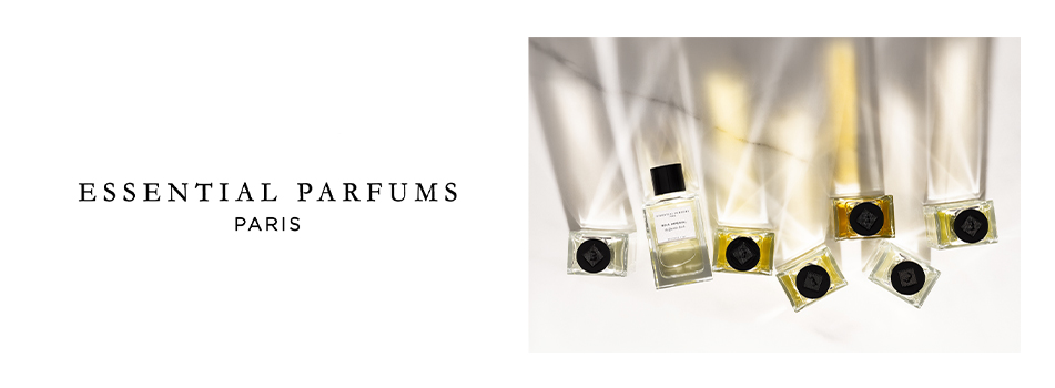 Essential Parfums Paris Banner: mehrere Flakons mit schwarzen Verschlüssen, teils liegend, auf hellem Untergrund mit Lichtstrahlen und Schattenspiel