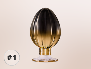 Parfumflakon Billion Dollar Oud von House of Fanatics mit geriffeltem Glasdesign, Farbverlauf von Schwarz zu Gold und goldfarbenem Sockel vor hellem Hintergrund