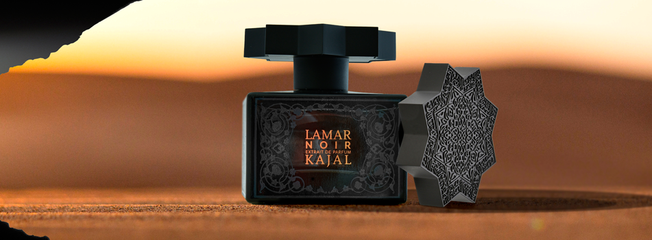 Parfumflakon Lamar Noir von Kajal vor warmem Wüstenhintergrund, daneben der abgenommene schwarze Verschluss mit Ornamentmuster
