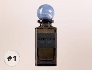 Reinvented Sacred Bond Eau de Parfum Flakon aus dunklem Glas mit hellblauem Kugelverschluss
