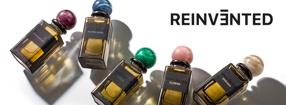 Mehrere Reinvented-Parfumflakons mit farbigen Kugelverschlüssen auf hellem Hintergrund, rechts der Schriftzug Reinvented