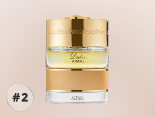 Parfumflakon The Spirit of Dubai Rimal mit goldenem Verschluss, klarem Glas und beigem Akzentband, gefüllt mit hellgelbem Duft, freigestellt vor hellem Hintergrund.