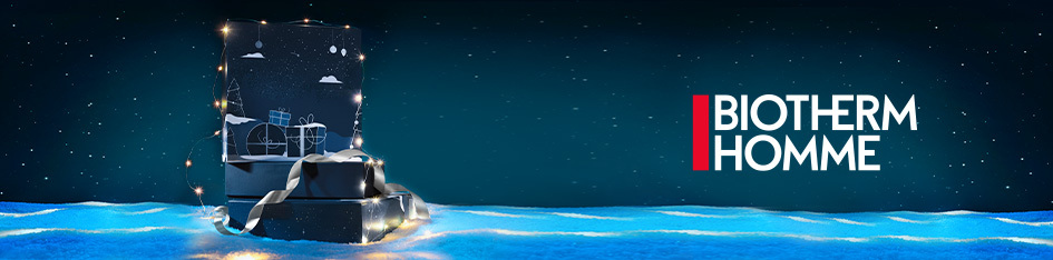 Biotherm Homme Geschenkbox mit winterlichem Design und goldener Schleife, umgeben von Lichterkette. Die Szene spielt auf einer schneebedeckten Fläche unter einem Sternenhimmel. Rechts befindet sich das Biotherm Homme Logo mit rotem Akzent.