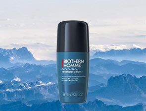 Biotherm Homme Day Control Deodorant Roll-On steht vor einem alpinen Panorama mit blauem Himmel und Bergen im Hintergrund.