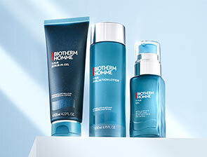 Drei Biotherm Homme Produkte zur Gesichtsreinigung stehen vor hellem Hintergrund: ein Reinigungsgel, ein Toner und ein Serum in blauen Verpackungen.