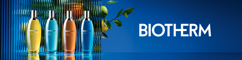 Werbung für Biotherm Duftkollektion. Fünf bunte Flakons in Gelb, Blau, Orange und Türkis stehen nebeneinander auf spiegelndem Untergrund. Im Hintergrund sind Früchte und Blätter hinter einer gewellten Glasfläche zu sehen. Rechts steht der Markenname 'Biotherm' auf blauem Hintergrund.