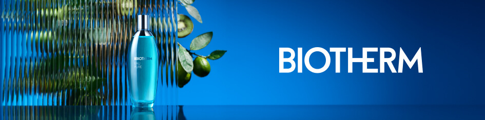Werbung für Biotherm Pure. Eine türkisfarbene Parfümflasche steht auf reflektierendem Untergrund vor einer geriffelten Glasfläche mit grünen Früchten und Blättern im Hintergrund. Rechts befindet sich das Biotherm-Logo auf blauem Farbverlauf.