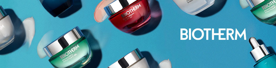 Werbung für Biotherm Gesichtspflegeprodukte aus der Vogelperspektive. Mehrere bunte Cremetiegel und ein Serum-Flakon sind auf einem blauen Hintergrund verteilt, umgeben von aufgetragenen Texturen in Weiß, Rosa und Grün. Rechts steht das Biotherm-Logo in Weiß.
