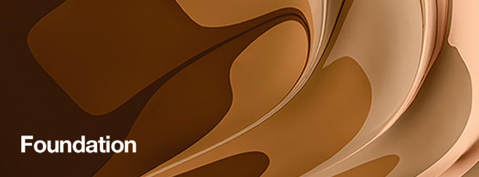 Wellenförmig vermischte Foundation-Texturen in verschiedenen Braun- und Beigetönen, daneben der Schriftzug 'Foundation'.