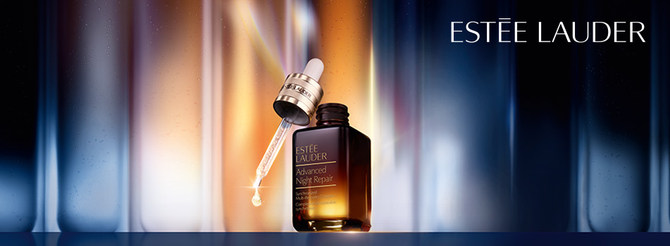 Estée Lauder Advanced Night Repair Serum mit geöffnetem Tropfer, inszeniert vor einem eleganten, lichtreflektierenden Hintergrund in Blau- und Goldtönen. Rechts oben steht das Logo 'Estée Lauder'.