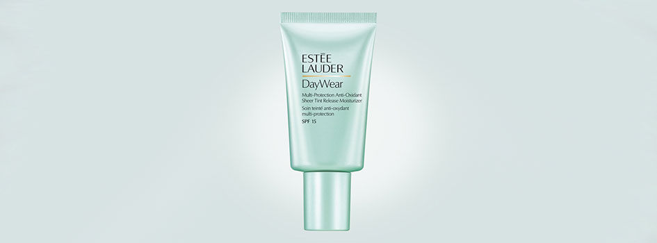 Estée Lauder DayWear in einer mintgrünen Tube, zentral vor einem hellen, dezent verlaufenden Hintergrund. Die Pflegecreme bietet antioxidativen Schutz und enthält SPF 15.