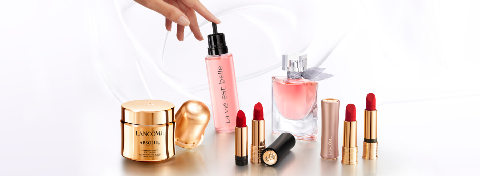Lancôme Beauty-Produkte, darunter Parfüm, Lippenstifte, Gesichtscreme und Serum in luxuriöser goldener und rosafarbener Verpackung