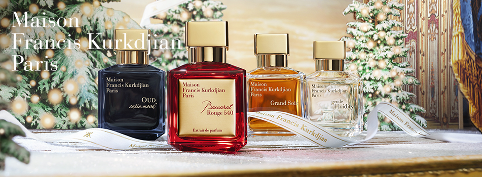 Maison Francis Kurkdjian Weihnachtsmotiv: Oud Satin Mood, Baccarat Rouge 540 Extrait de Parfum, Grand Soir und Gentle Fluidity vor verschneiten Tannenbäumen