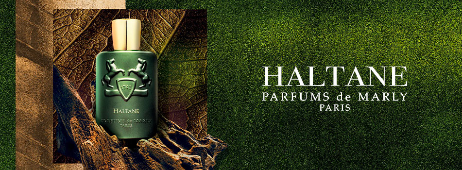 Werbung für das Parfum 'Haltane' von Parfums de Marly Paris: Links eine grüne Parfumflasche mit goldener Kappe, verziert mit dem Markenlogo, platziert auf einem Stück Holz vor einem strukturierten Blatthintergrund. Rechts steht der Schriftzug 'HALTANE – PARFUMS de MARLY – PARIS' auf grünem Hintergrund.