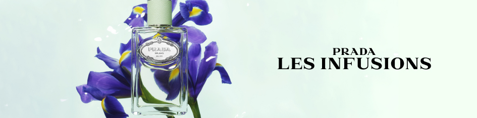 Werbung für das Parfum 'Prada Les Infusions': Links im Bild ein eleganter, transparenter Flakon mit silberner Kappe, hinterlegt mit einer violetten Irisblüte. Rechts steht der schwarze Schriftzug 'Prada Les Infusions' auf hellem, grünlich-weißem Hintergrund