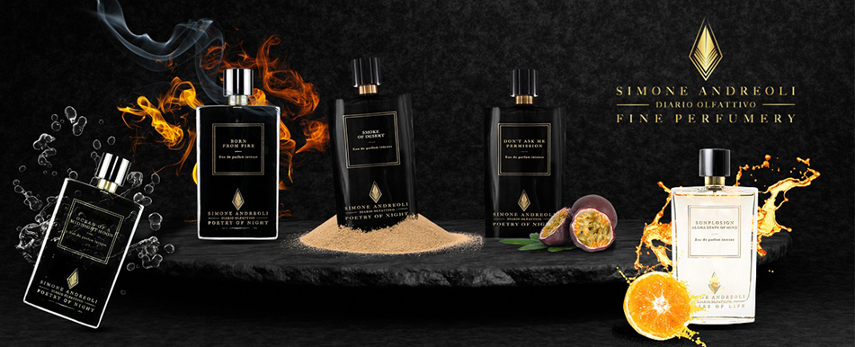 Werbemotiv der Marke Simone Andreoli – Fine Perfumery. Fünf verschiedene Parfumflakons stehen vor schwarzem Hintergrund, jeweils mit Elementen wie Rauch, Feuer, Sand, Passionsfrucht oder spritzender Orange inszeniert. Rechts oben befindet sich das Logo und der Schriftzug „Simone Andreoli – Diario Olfattivo – Fine Perfumery“.