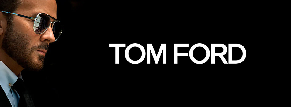 Werbebild für Tom Ford: Links ein Mann mit Bart, Anzug und Sonnenbrille vor schwarzem Hintergrund, rechts groß der weiße Schriftzug 'TOM FORD' in Großbuchstaben.