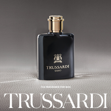 Quadratische Werbung für Trussardi Uomo: Ein schwarzer Parfumflakon mit goldener Kappe und Wappenlogo steht auf grauer, strukturierter Oberfläche. Unten der weiße Schriftzug 'TRUSSARDI', darüber in kleinerer Schrift 'The Fragrance for Man'.