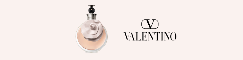 Werbeanzeige für ein Valentino-Parfüm. Links im Bild ein runder Flakon mit beigefarbener Flüssigkeit und einer großen, plastischen Blume in Hellrosa auf der Vorderseite. Der Verschluss ist schwarz mit silbernem Hals. Rechts daneben das Valentino-Logo auf hellbeigem Hintergrund.